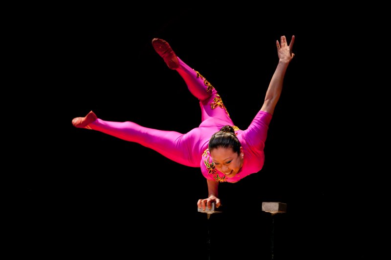Li Liu, acrobat - image